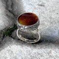Pierścionek srebrny oksydowany okrągły z bursztynem 2801