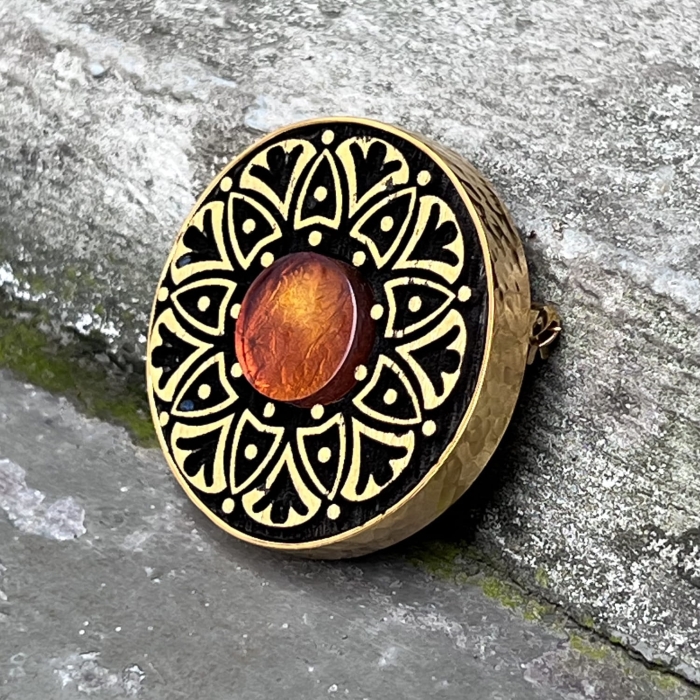 Broszka mandala bursztyn czarny dąb srebro pozłacane Galeria bursztyn Tadeusz Dobkowski 4177.jpg