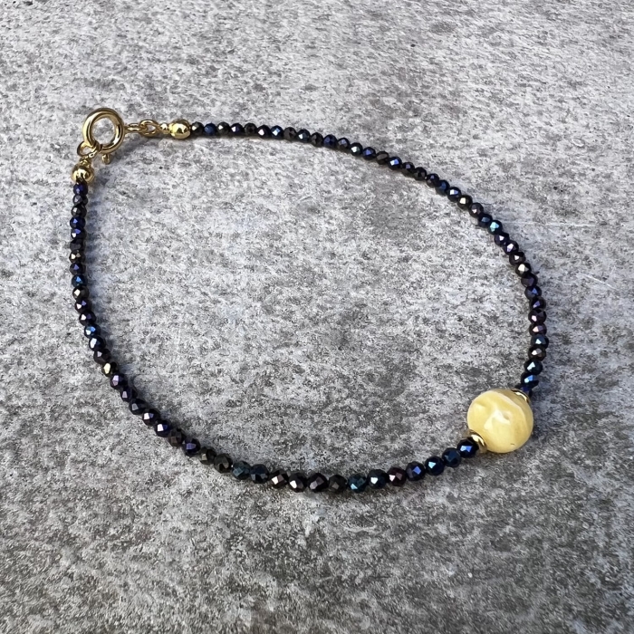 Bransoletka ze spinelem srebrem pozłacanym i kulką bursztynową Galeria Bursztyn Tadeusz Dobkowski 4258.jpg