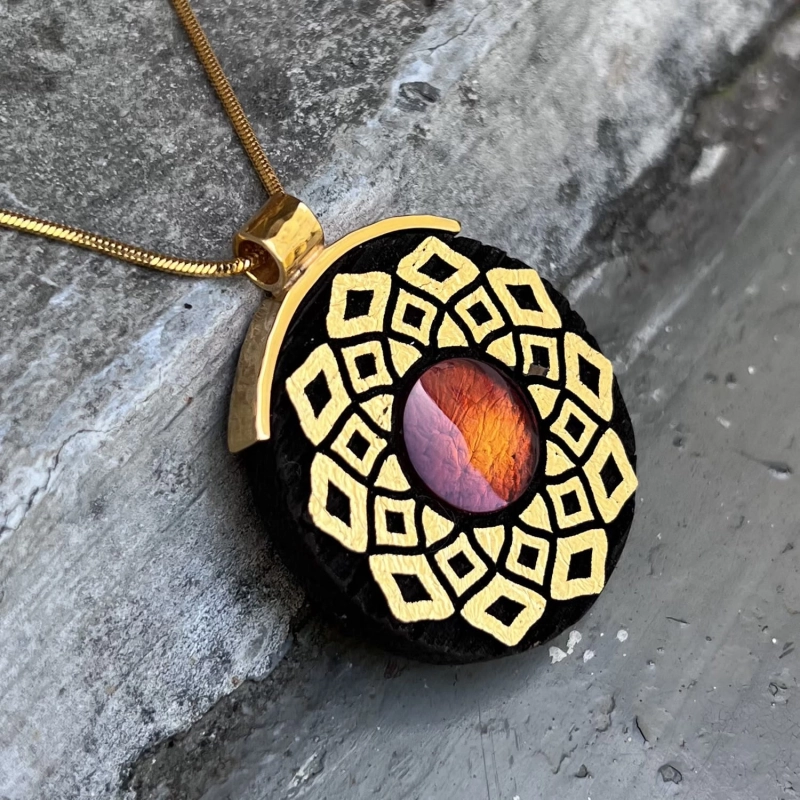 Wisiorek Mandala pozłacany z bursztynem i czarnym dębem Galeria Bursztyn Tadeusz Dobkowski 4639.jpg