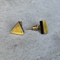 Kolczyki trójkąty z bursztynem czarnym dębem i srebrem pozłacanym sztyft 8510