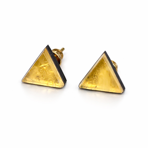 Kolczyki trójkąty z bursztynem czarnym dębem i srebrem pozłacanym sztyft 8510