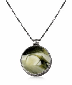 Wisiorek unikat okrągły z zielonym bursztynem srebrem 925 oksydowane i czarnym dębem 9529