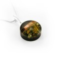 Wisiorek okrągły z zielonym bursztynem, srebrem i czarnym dębem  4710