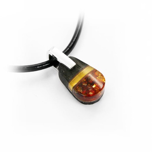 Wisiorek owalny z bursztynem, czarnym dębem i srebrem 5173