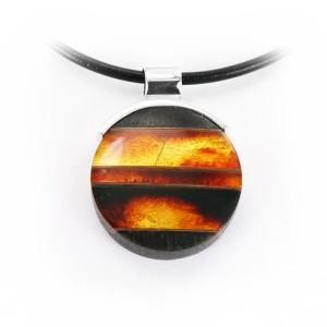 Wisiorek okrągły sunset w srebrze z bursztynem i czarnym dębem 5209