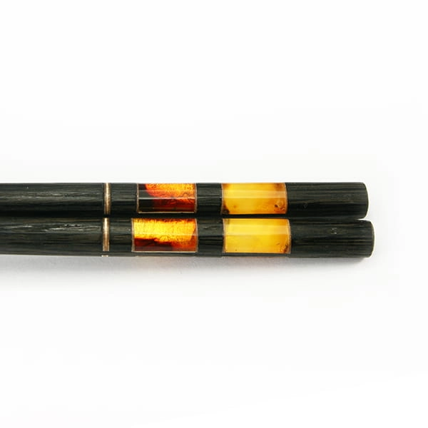Pałeczki chińskie Galeria Bursztyn Tadeusz Dobkowski czarny dąb drewno złoto płatkowe amber 3872.jpg