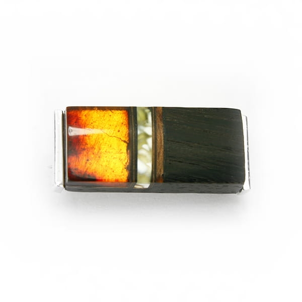 Broszka Galeria Bursztyn Tadeusz Dobkowski czarny dąb srebro, złoto płatkowe amber 4054.jpg