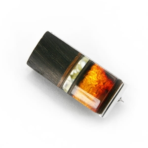 Broszka Galeria Bursztyn Tadeusz Dobkowski czarny dąb srebro, złoto płatkowe amber 4055.jpg