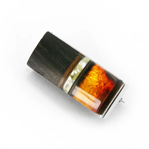 Broszka Galeria Bursztyn Tadeusz Dobkowski czarny dąb srebro, złoto płatkowe amber 4055.jpg
