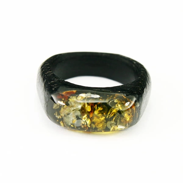 Pierścionek Galeria Bursztyn Tadeusz Dobkowski czarny dąb owalny złoto płatkowe amber 3947.jpg