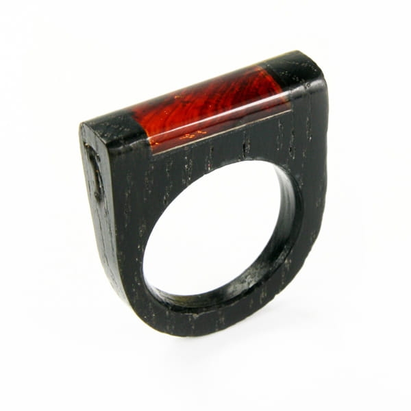 Pierścionek Galeria Bursztyn Tadeusz Dobkowski czarny dąb amber wood drewno 9806.jpg