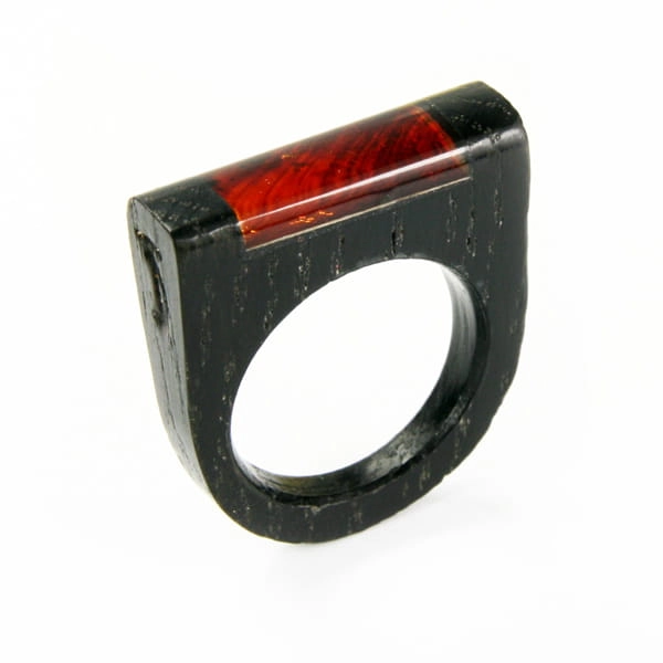Pierścionek Galeria Bursztyn Tadeusz Dobkowski czarny dąb amber wood drewno 9806.jpg