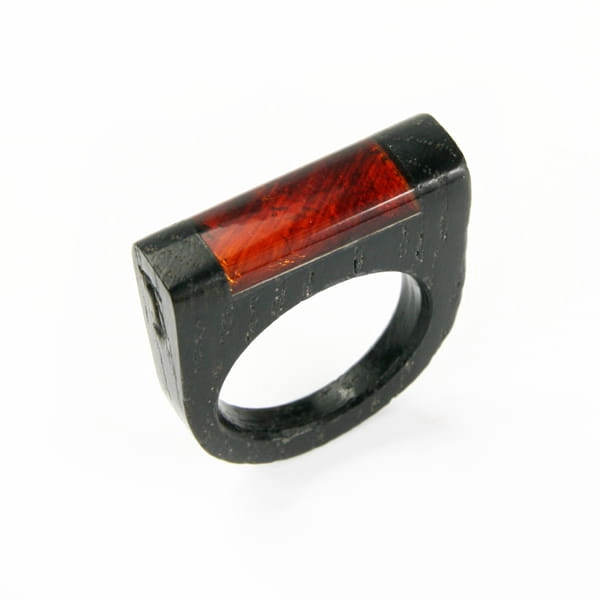 Pierścionek Galeria Bursztyn Tadeusz Dobkowski czarny dąb amber wood drewno 9807.jpg