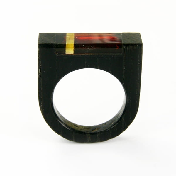 Pierścionek Galeria Bursztyn Tadeusz Dobkowski czarny dąb amber wood drewno 9811.jpg
