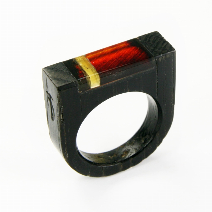 Pierścionek Galeria Bursztyn Tadeusz Dobkowski czarny dąb amber wood drewno 9812.jpg