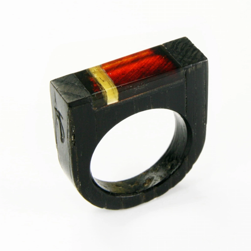 Pierścionek Galeria Bursztyn Tadeusz Dobkowski czarny dąb amber wood drewno 9812.jpg