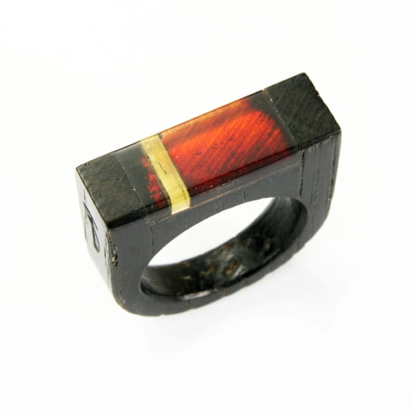 Pierścionek Galeria Bursztyn Tadeusz Dobkowski czarny dąb amber wood drewno 9814.jpg