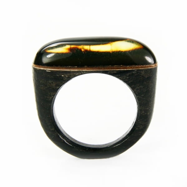Pierścionek Galeria Bursztyn Tadeusz Dobkowski czarny dąb amber wood drewno 9847.jpg