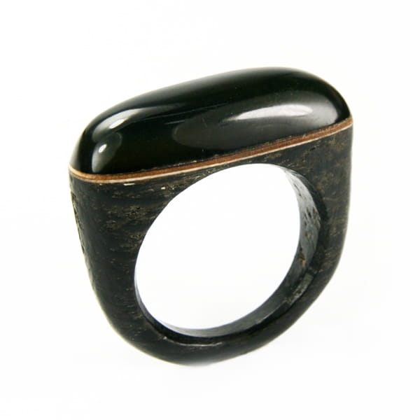 Pierścionek Galeria Bursztyn Tadeusz Dobkowski czarny dąb amber wood drewno 9848.jpg