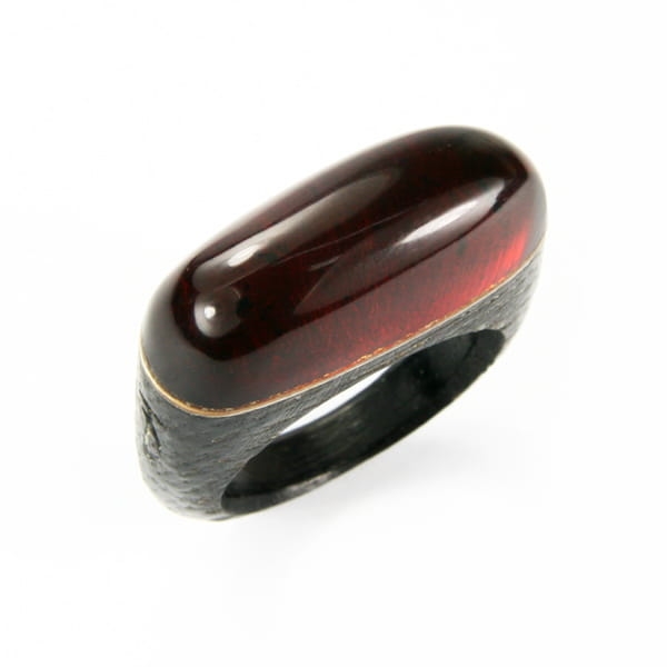 Pierścionek Galeria Bursztyn Tadeusz Dobkowski czarny dąb amber wood drewno 9850.jpg
