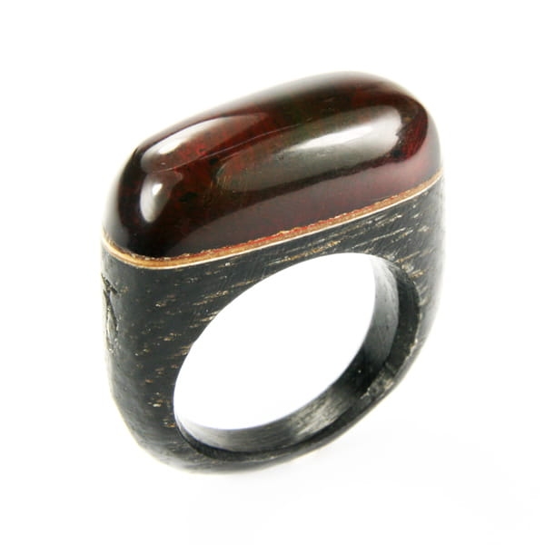 Pierścionek Galeria Bursztyn Tadeusz Dobkowski czarny dąb amber wood drewno 9851.jpg