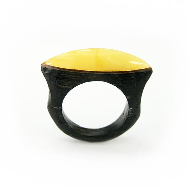 Pierścionek Galeria Bursztyn Tadeusz Dobkowski czarny dąb żółty amber wood drewno 4190.jpg