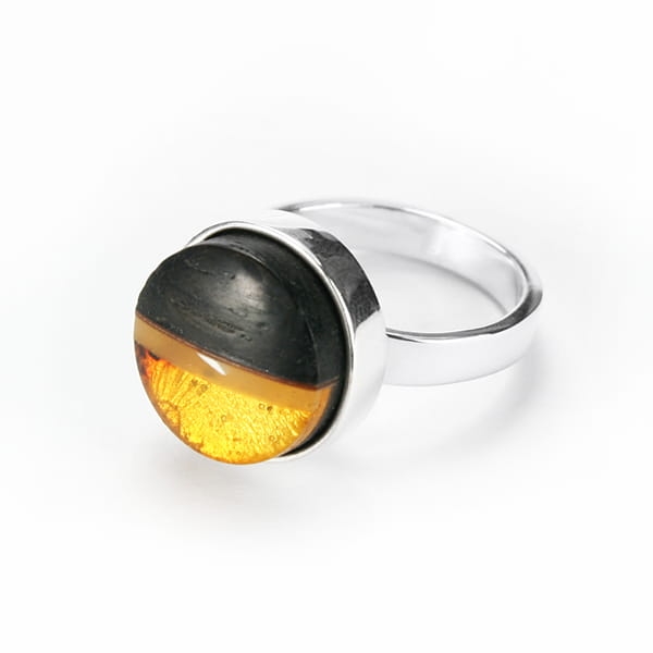 Pierścionek Galeria Bursztyn Tadeusz Dobkowski czarny dąb srebro okrągły regulowany amber wood silver 3588.jpg