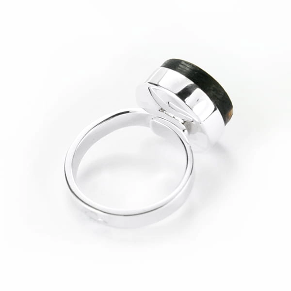 Pierścionek Galeria Bursztyn Tadeusz Dobkowski czarny dąb srebro okrągły regulowany amber wood silver 3589.jpg