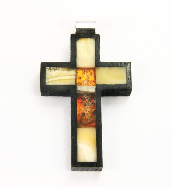 Wisiorek krzyżyk Galeria Bursztyn Tadeusz Dobkowski czarny dąb srebro amber 1474.jpg