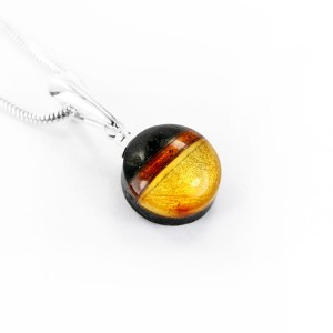 Wisiorek mały okrągły bursztyn czarny dąb srebro 5844