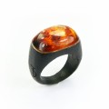 Pierścionek duży owalny z bursztynem bałtyckim i czarnym dębem 5990