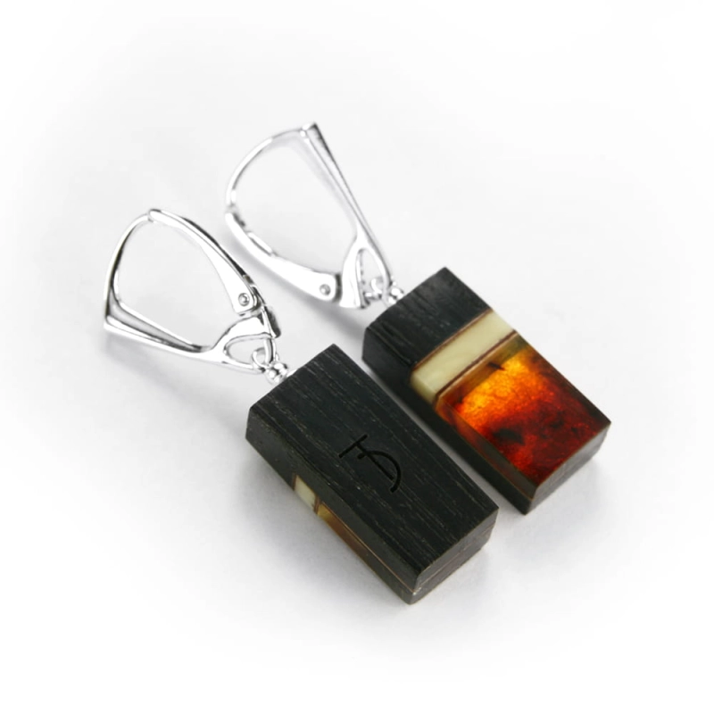 Kolczyki wiszące prostokątne z bursztynem, czarnym dębem, złotem płatkowym i srebrem, Galeria Bursztyn Tadeusz Dobkowski 6922.jpg