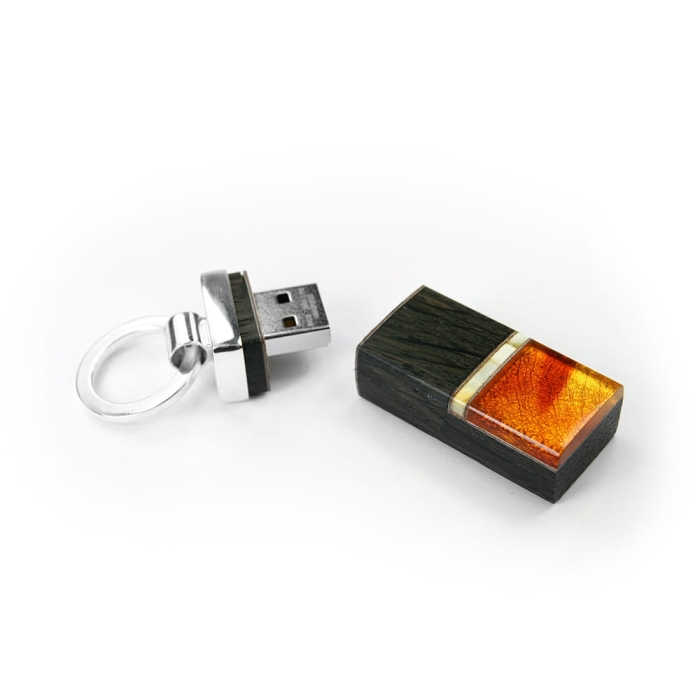 Pendrive, brelok z bursztynem 64GB, czarnym dębem, srebrem próby 925, Galeria Bursztyn Tadeusz Dobkowski 7127.jpg