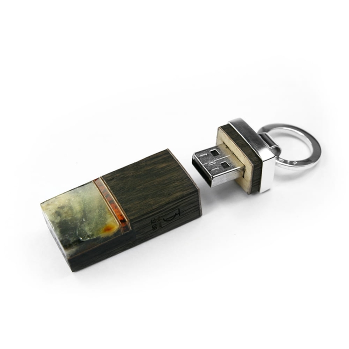 Brelok, pendrive 32GB z bursztynem, srebrem i czarnym dębem 7145.jpg
