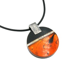 Wisiorek okrągły z bursztynem, czarnym dębem w oprawie srebrnej 8745