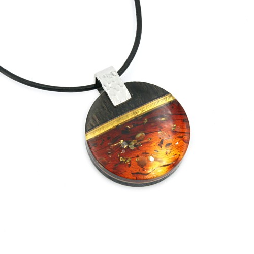 Wisiorek okrągły z bursztynem, czarnym dębem w oprawie srebrnej 8748