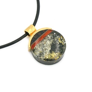 Wisiorek zielony okrągły złocony z bursztynem i czarnym dębem 8795