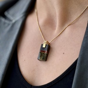 Wisiorek złocony prostokątny z bursztynem i czarnym dębem 2475