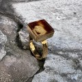 Pierścionek pozłacany kwadratowy mały z bursztynem 0777