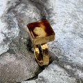 Pierścionek pozłacany kwadratowy mały z bursztynem 0777