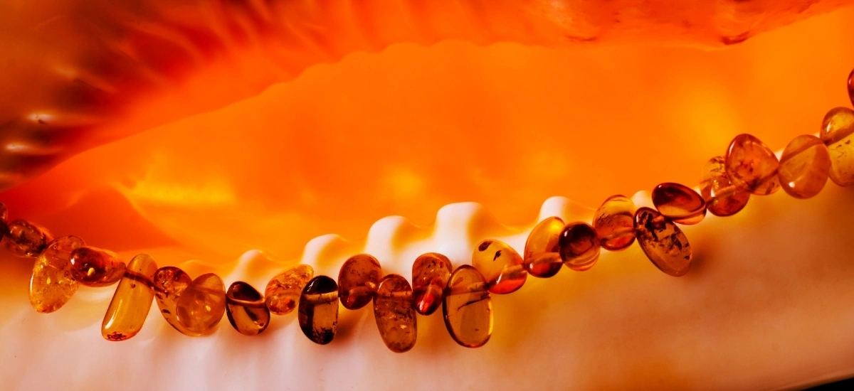 Bursztyn i jego niezwykłe właściwości energetyczne – dlaczego warto nosić go na co dzień?