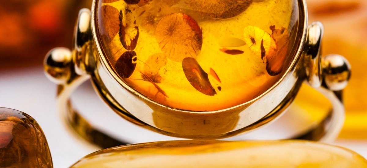 Jak dbać o biżuterię z bursztynem, aby lśniła przez lata?