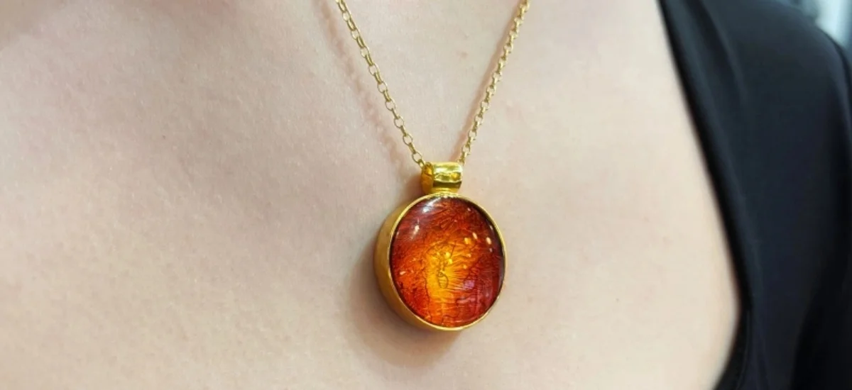 Biżuteria z bursztynem w stylu retro, boho i minimalistycznym